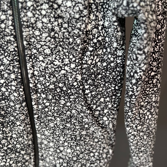 Lululemon Athletica - Picture 8 of 14